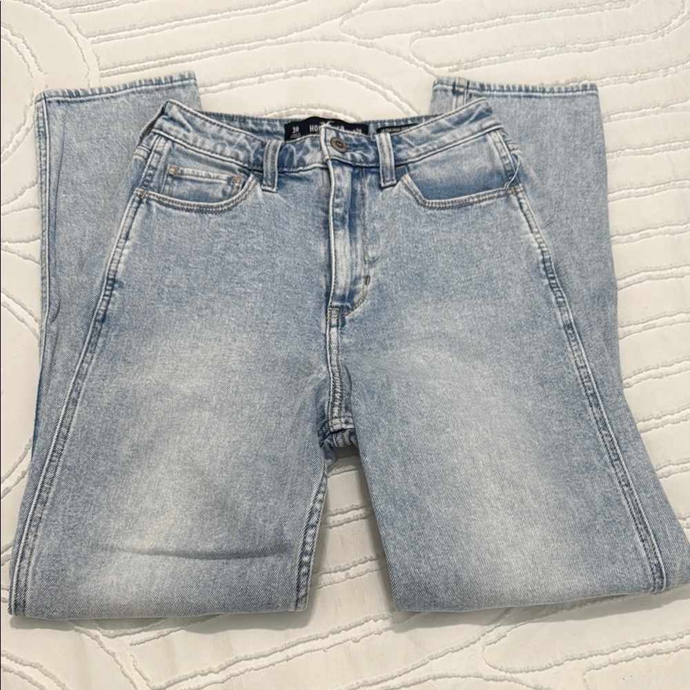 Hollister Ultra High-Rise Mom Jean